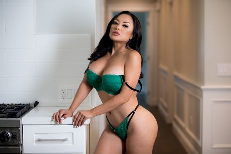 巨乳のアジア人熟女ケイラニ・レイがシャワーで巨乳とお尻を犯される