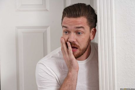 積み上げられたアメリカ人ママアリエラフェレーラは若い男に彼女の素晴らしいメロンとプッシーを犯される