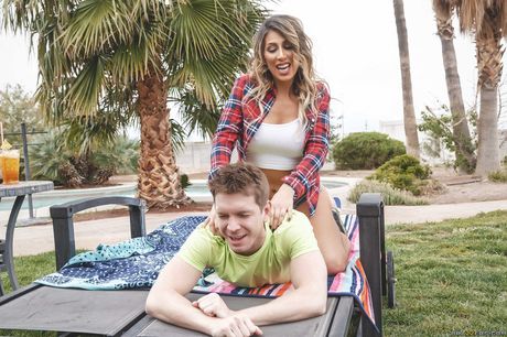 巨乳のカナダ人金髪マカイラ・コックスは、屋外で大きなチンコにオマンコを詰め込まれる