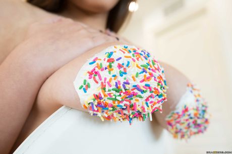 豐滿的拉丁裔美女 Ella Knox 的大胸部被糖霜和精液覆蓋