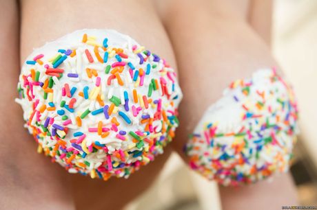 豐滿的拉丁裔美女 Ella Knox 的大胸部被糖霜和精液覆蓋