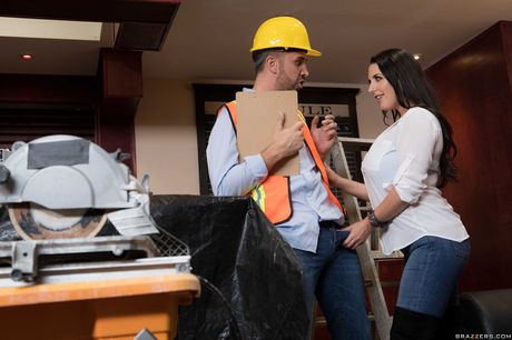 巨乳のオーストラリア人黒髪アンジェラ・ホワイトがキッチンで男とセックス