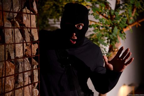 素晴らしいアメリカの黒檀サラ・バンクスはシャワーで彼女の猫を舐められ、チンポを犯される