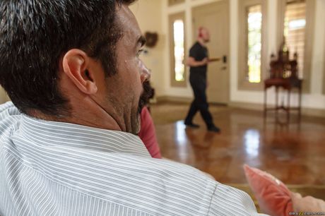 Latina Cougar Ariella Ferrera forfører en lærer, mens hun har en rød kjole på