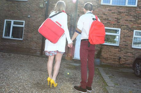 金髮匈牙利少女珍妮在沙發上被幹