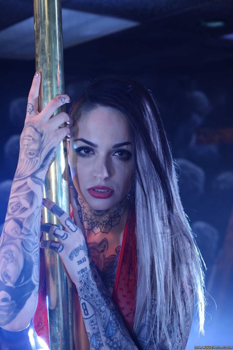 刺青美女美國美女Leigh Raven在被發現脫衣舞後與一名男子發生性關係