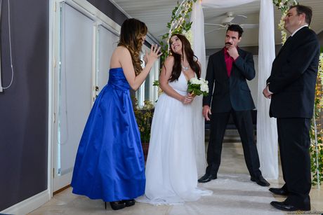 Storbrystet australsk mørkhåret Angela White bliver røvkneppet af sin mands bedste ven