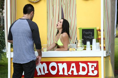 黑髮的克里斯蒂娜·羅斯的緊實屁股被黑人男人用手指插著乾