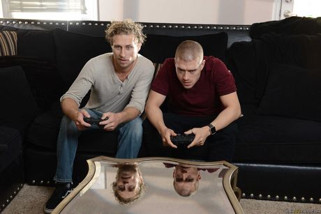 Fantastisk mor Ariella Ferrera bliver dobbeltkneppet af sin søns venner