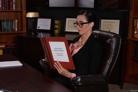 大胸美女 Ariella Ferrera 在辦公室被猛幹