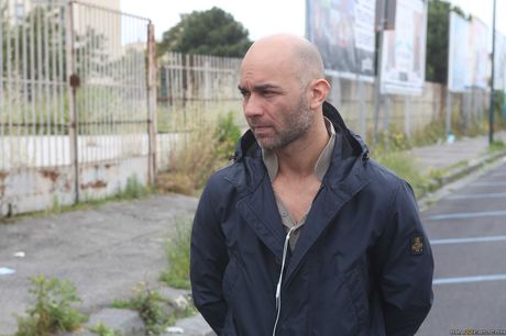 義大利護理師 Valentina Nappi 的陰部被一名淫蕩的病人插入