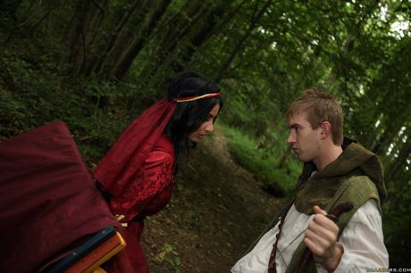 Store bryster fransk mørkhåret Anissa Kate bliver røvkneppet af en stor pik i bushen