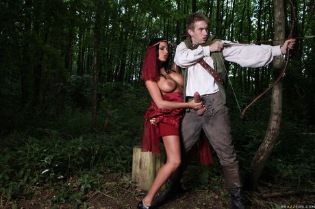 Store bryster fransk mørkhåret Anissa Kate bliver røvkneppet af en stor pik i bushen