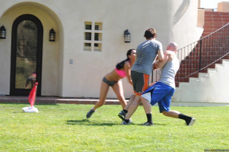 亞洲少女 Jayden Lee 在一場奪旗遊戲後與一名男孩發生性關係