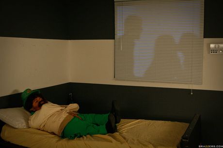 Fræk amerikansk sygeplejerske Haley Young får sin fisse og røv kneppet på kontoret