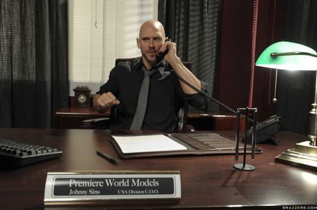 一流の上司アニッサ・ケイトは従業員にマンコを舐められ、犯される