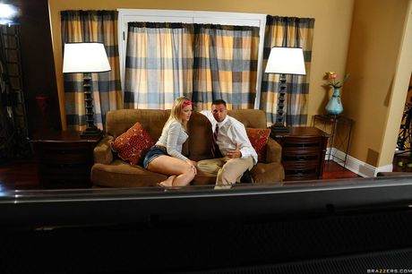 金髪のアメリカ人妻アレクシス・テキサスは網タイツ姿でオマンコを舐められチンポを突っ込まれる