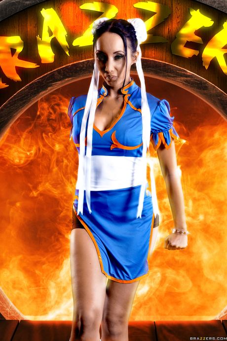 亞洲熟婦 Katsuni 在一次激烈的性愛後接受了面部護理