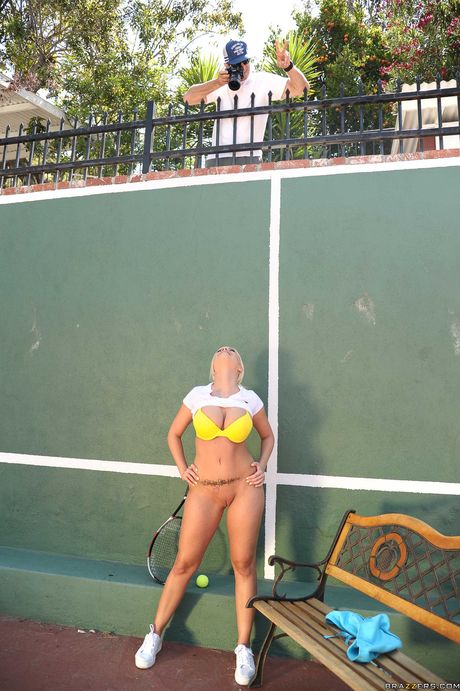 Den perfekte amerikanske lyshårede Britney Amber bliver kneppet på en tennisbane af sin modstander