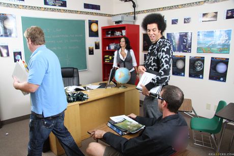 巨乳美國老師 Ava Addams 在課堂上與學生發生性關係