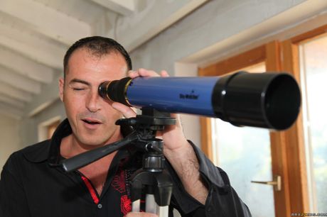 Black Angelika 正在吸吮並吞嚥這根雞巴