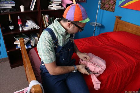 金髮瑞典熟婦美洲獅瑞典人在沙發上被操她驚人的乳房和陰部