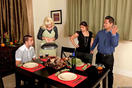 金髮美國妻子 Heidi Mayne 在廚房裡被舔陰和乾