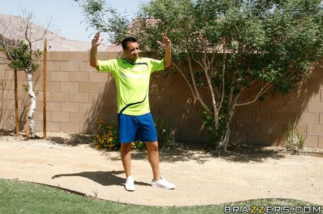 身穿比基尼的亞洲女孩 Asa Akira 的陰部被舔舐和撞擊