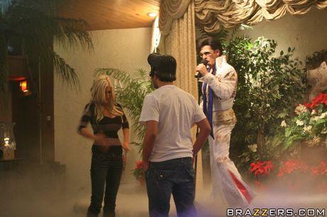 金髮瑞典熟婦美洲獅瑞典人被年輕男子在沙發上猛幹