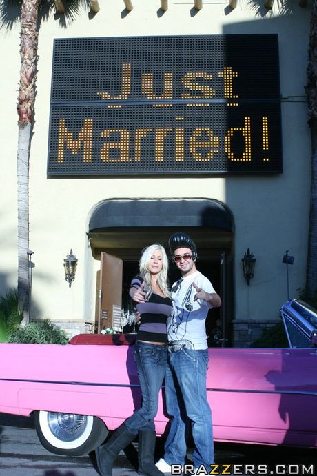 金髮瑞典熟婦美洲獅瑞典人被年輕男子在沙發上猛幹