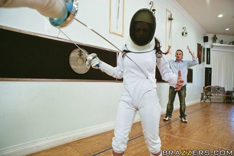 巨乳のラティーナ・アンジェリーナ・バレンタインは彼女の猫を舐められ、チンポを犯される