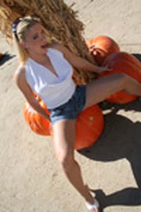 Blond amerikansk milf Heidi Mayne får sin fisse fyldt på en losseplads