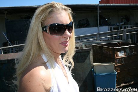 Blond amerikansk milf Heidi Mayne får sin fisse fyldt på en losseplads