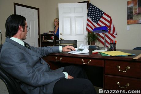 金髮碧眼的美國媽媽艾比布魯克斯在廚房和一個男孩發生性關係