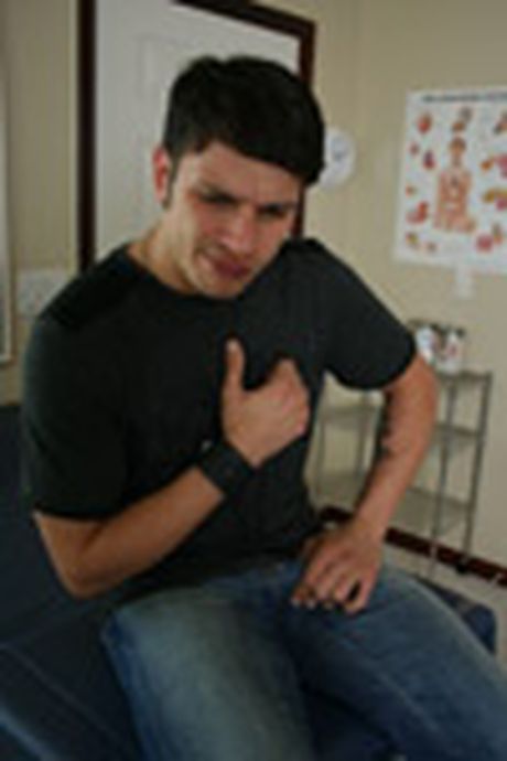 Amerikansk MILF med kurvet bryst Deauxma har sex med en patient på en lægeklinik