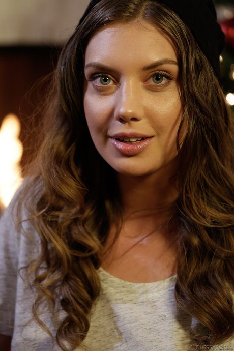 ロシアのキュートなエレナ・コシュカがクリスマスイブにマンコを舐められ、大きなチンポに乗られる