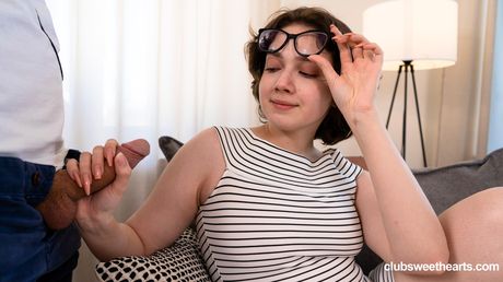 Nørdet teenager Berry Babe får sin fisse slikket og kneppet af en liderlig fyr