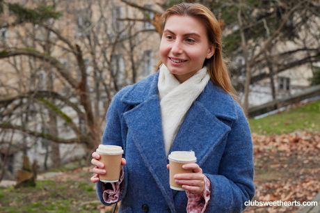 レズビアン美女のエンジェル・ライとラナ・ウィンターがセックス前に裸になる