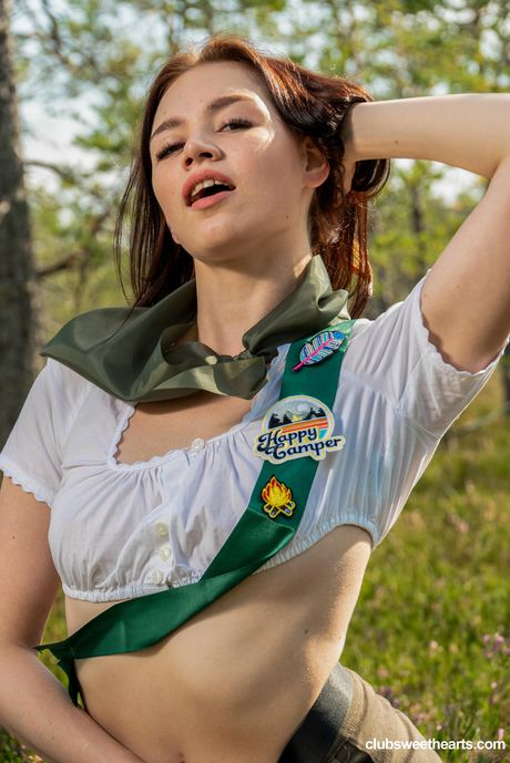 新鮮な顔のロシアの黒髪のエヴァ・ムルコフスキーは指ファックの前に脱ぎます