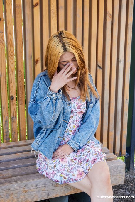 金髪のロシアのティーンMsourは、興奮した男に彼女の猫をからかわれ、チンコを犯される