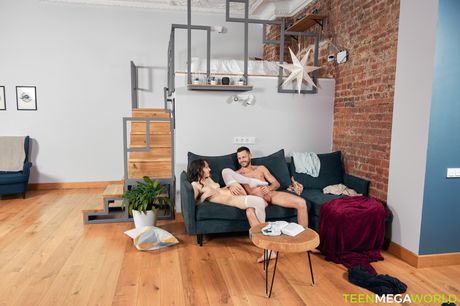 苗條的俄羅斯寶貝 Stacy Bright 被繼父塞滿陰部