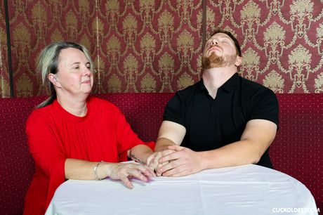 金髮捷克妻子麗塔·普西的緊緻陰部被一對雙性戀夫婦猛幹