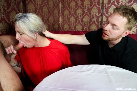 金髮捷克妻子麗塔·普西的緊緻陰部被一對雙性戀夫婦猛幹