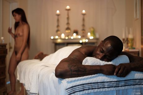 紋身亞洲人 Elle Voneva 被黑人按摩師舔陰並操弄