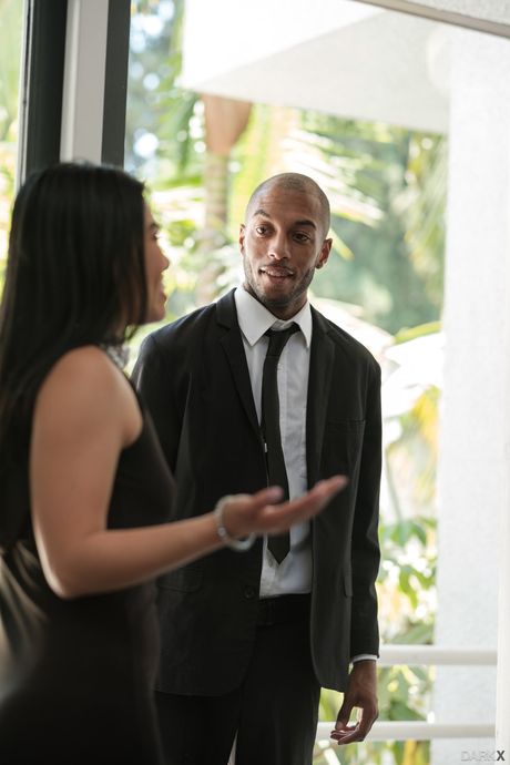 亞洲寶貝 Cindy Starfall 在火辣的跨種族口交中享受大黑屌