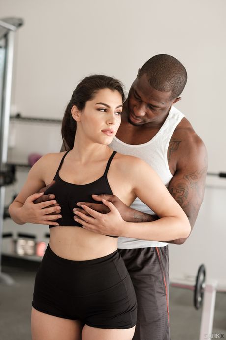 Italiensk kone Valentina Nappi får sin store røv og sæd kneppet af en sort fyr