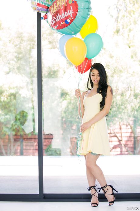 完璧なブラジルの黒髪ジーナ・ヴァレンティーナが黒人男性と性交する