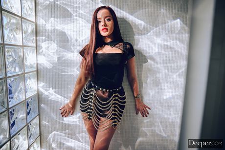 ブルネットのアメリカ人の女の子、ヴァンナ・バルドーは大きな黒いチンコに乗って口いっぱいにされる