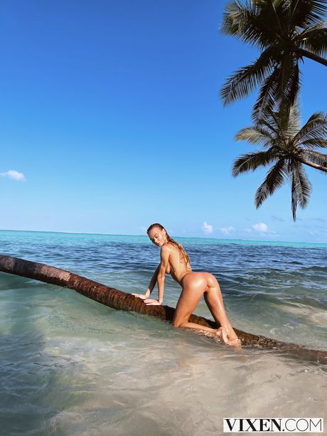 ウクライナの可愛いティーン、ナンシーAが砂浜で全裸になる