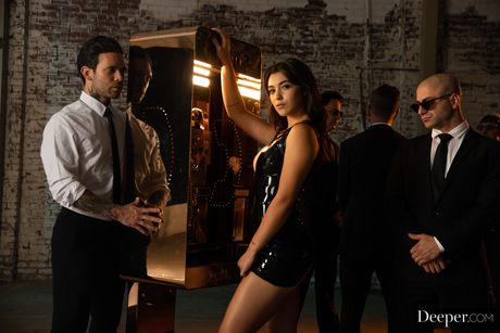 性感的美國黑髮布魯克林·格雷在沙發上和一個男人做愛